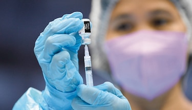 OMS: Vacunas existentes funcionan contra todas las variantes de la Covid-19