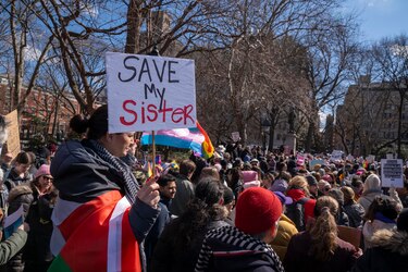 Las consignas contra Trump dominan las manifestaciones del Día de la Mujer en Estados Unidos