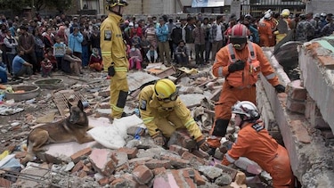 Sacan a una mujer viva de entre los escombros tras terremoto en Nepal