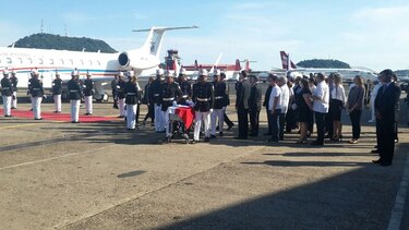 Llegan los restos del expresidente Eric Arturo Delvalle