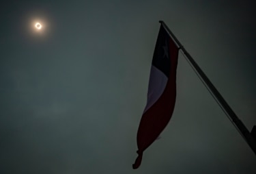 Eclipse total de Sol oscurece y emociona el sur de Chile y Argentina