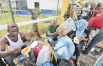 Africanos aguardan en la frontera