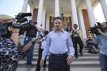 Universidad de Louisville suspende al entrenador de baloncesto Rick Pitino