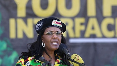 Policía sudafricana emite orden de arresto para la esposa del ex presidente de Zimbabue
