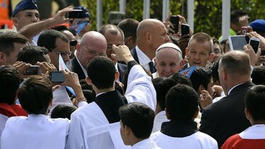 Papa Francisco llega a la ciudad de Guayaquil y posa en selfis