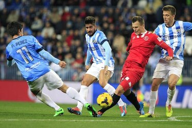 Málaga captura oxígeno con una vibrante remontada y castiga al Sevilla