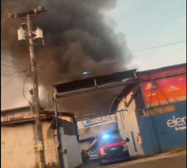 Bomberos atienden incendio en galera en Villa Grecia