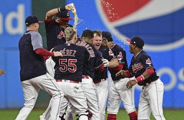 Indios remontan y estiran su racha histórica a 22 triunfos