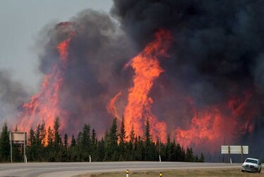 Incontenible avance de incendios en Fort McMurray