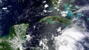 Earl cobra fuerza de huracán y se acerca a Belice