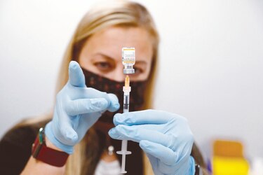 Vacuna contra la variante Ómicron estará lista en marzo, dice jefe de Pfizer