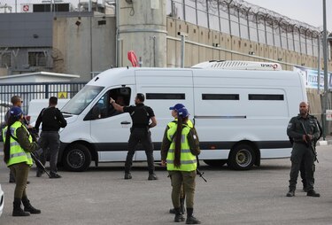 Grupo Hamás retrasa la entrega de rehenes israelíes