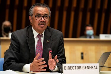 El 2022 debe ser el año ‘en el que acabemos con la pandemia’, dice el jefe de la OMS