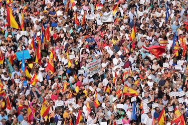 Miles de personas se manifiestan en Madrid contra la amnistía a independentistas catalanes
