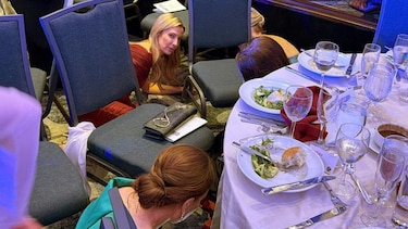 ‘En segundos todos estábamos bajo la mesa’: el testimonio del periodista de la BBC que asistía a la cena de corresponsales con Trump