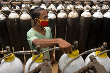 India bate récord de muertos por coronavirus; el mundo roza los mil millones de vacunas administradas