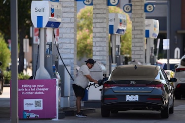 El petróleo cae el 4,6%, hasta los 83 dólares, tras el acuerdo de paz entre Estados Unidos e Irán