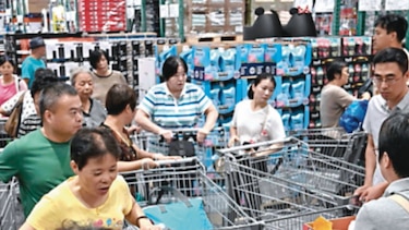 Clientes ‘invaden’ la primera tienda de Costco en China