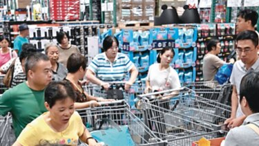 Clientes ‘invaden’ la primera tienda de Costco en China