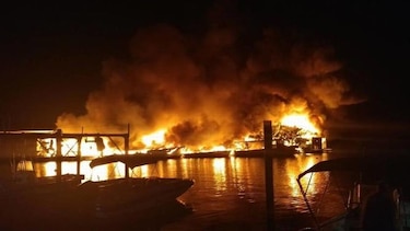 Un incendio obliga a cerrar autopista hacia los Cayos de Florida