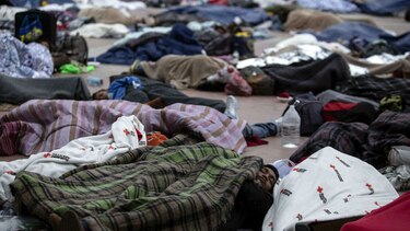 Migrantes centroamericanos se alistan para una larga espera en la frontera
