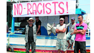 Extremistas fletan barco para devolver a migrantes
