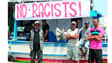 Extremistas fletan barco para devolver a migrantes