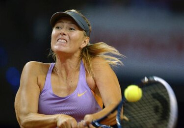 Sharapova inicia defensa del título en Stuttgart con difícil triunfo