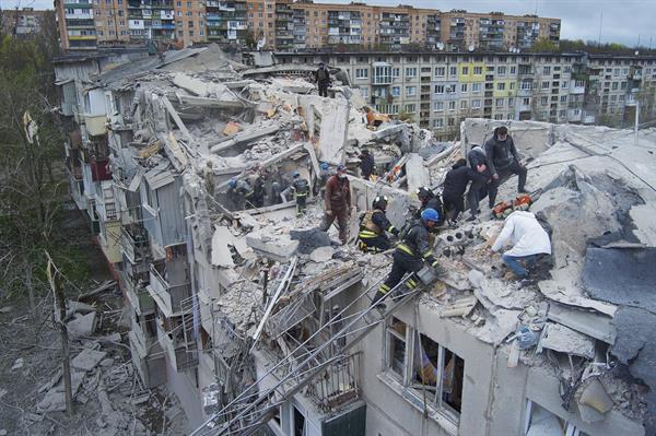 Edificios residenciales derruidos y abandonados en Donetsk