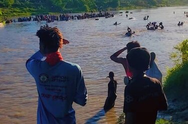 Haitianos cruzan un río para escapar de ataque de pandilla en el centro del país