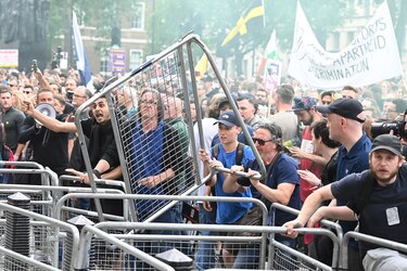 Miles de manifestantes en Londres expresan su rechazo a las restricciones anticovid