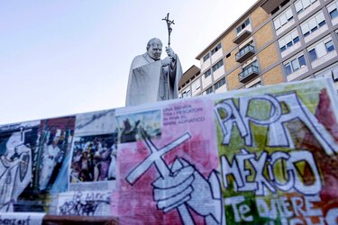El papa Francisco pasó una noche tranquila y se despertó poco después de las ocho
