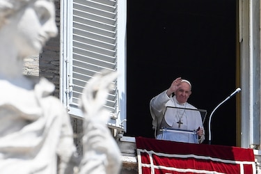 El papa lamenta que el coronavirus cause ‘muchas víctimas’ en América Latina