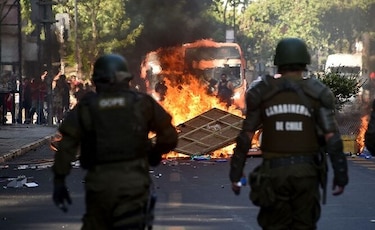 Piñera endurece tono frente a protestas que siguen en expansión