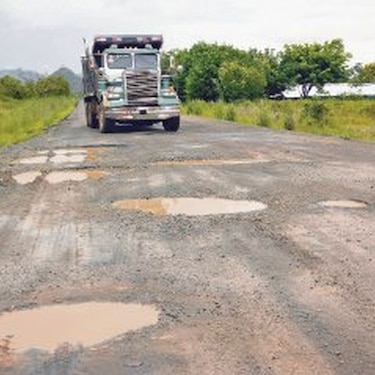 Empresa incumple construcción de vía