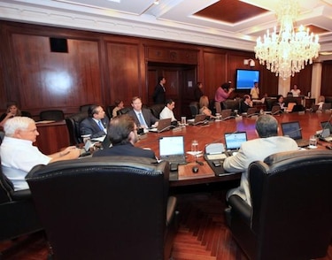 Funcionarios entrantes y salientes obligados a preparar declaración de bienes