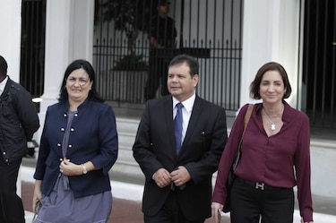 Ejecutivo entrevista a aspirantes