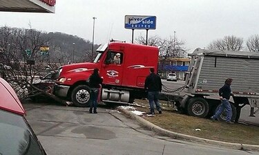 Camión choca en Minnesota; un perro Golden Labrador Retriever solo en el asiento del conductor