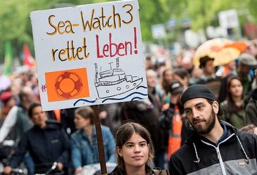 Miles marchan en solidaridad con migrantes y capitana del 'Sea-Watch'