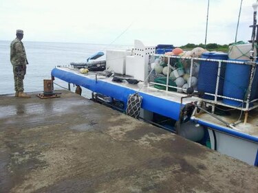 Servicio Aeronaval retiene embarcación tica en las costas de Pedasí