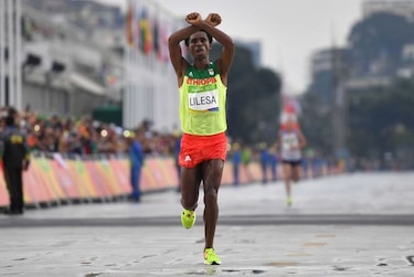 Medallista de plata en maratón de Río no volverá a Etiopía, adelanta agente