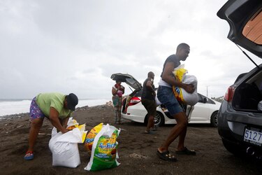 El huracán Melissa de categoría 5 amenaza Jamaica en su avance por el Caribe