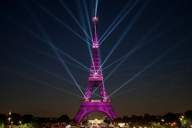 La icónica Torre Eiffel celebra sus 130 años