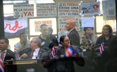 Congreso de Costa Rica vota polémica reforma fiscal en medio de huelga