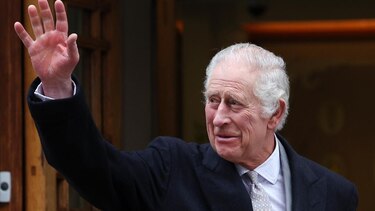 Carlos III asiste sonriente a una fiesta en los jardines del palacio de Bukingham