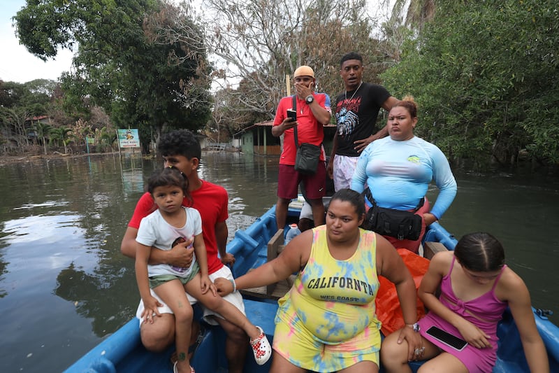 Los días tras el temblor: el silencio de las lanchas en El Arenal y un mar que se ensaña con isla Cañas