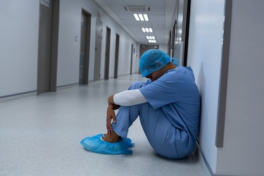 Ocho meses trabajando sin cobrar completo: el reclamo de los médicos internos