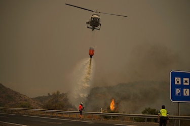 Incendio al sur de España deja un bombero muerto y cientos de evacuados