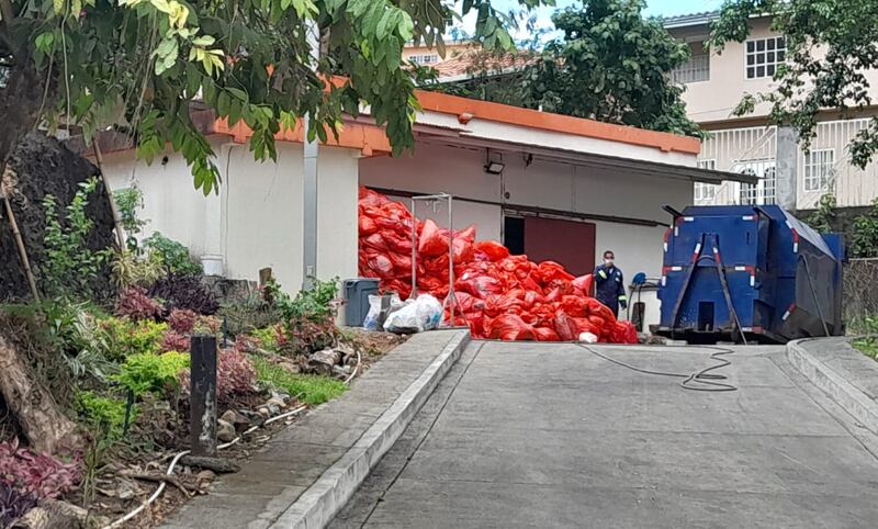 La basura se acumulaba este miércoles 29 de enero de 2025, en el hospital San Miguel Arcángel. LA PRENSA/Richard Bonilla