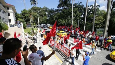 Suntracs protesta en la Corte; pide cárcel para corruptos